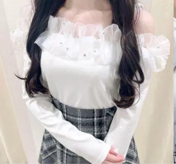 evelyn 비쥬 오프숄더 TP 화이트