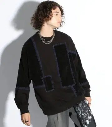 새상품급 [HARE] 이소자이 절개 스티치 맨투맨 블랙