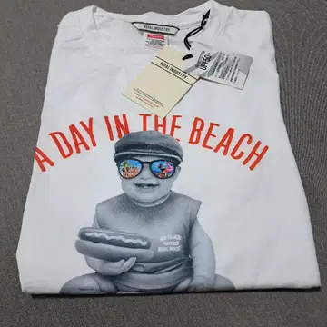 ROIAL INDUSTRY A DAY IN THE BEACH 티셔츠