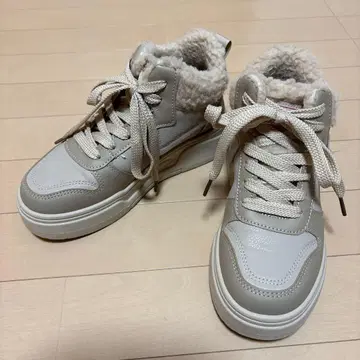 퍼 달린 통굽 스니커즈 23.0cm