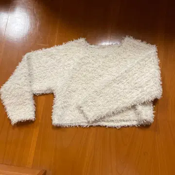 어반 리서치 화이트 복슬복슬 니트