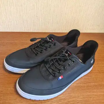 르꼬끄 스포르티브 우천 겸용 블랙 앤 화이트 스니커즈