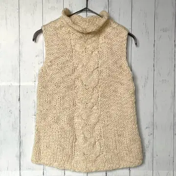 컴시즘 케이블 짜임 하이넥 니트 베스트 아이보리