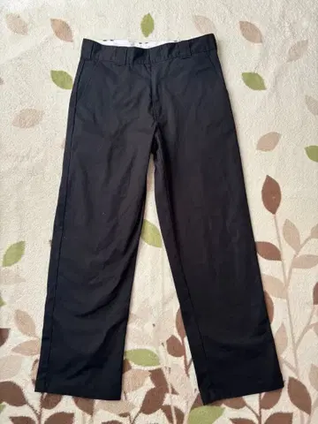 Dickies 블랙 치노 팬츠 백 포켓 부착