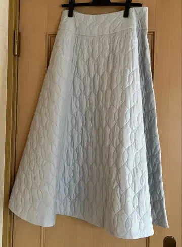 라이트 블루 퀼팅 플레어 스커트