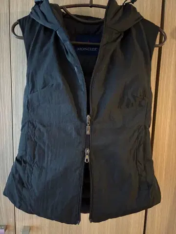 MONCLER 블랙 리버서블 다운 베스트 후드 부착