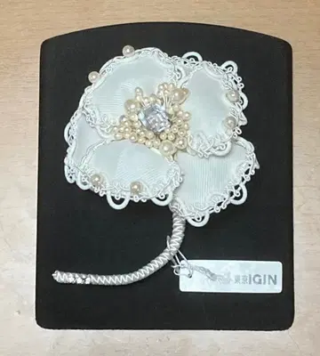 IGIN 이긴 코사지 펄 화이트