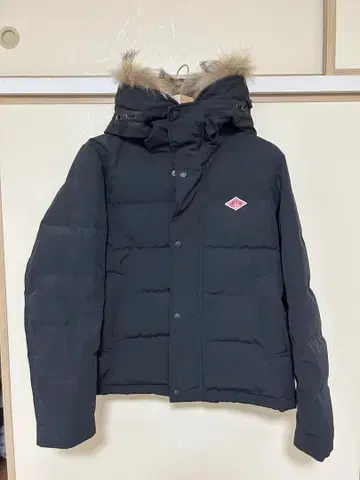 후드 부착 블랙 다운 자켓