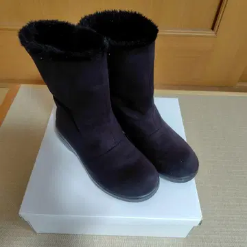 퍼 달린 블랙 스웨이드 숏부츠