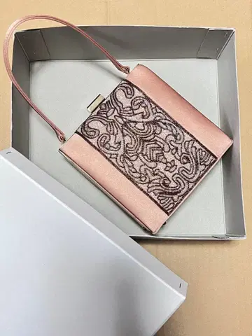 자수 장식 핑크 새틴 파티 백