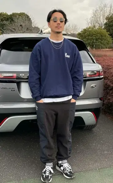 PING PONG SURF CLUB 맨투맨 네이비 스즈키 신코 착용