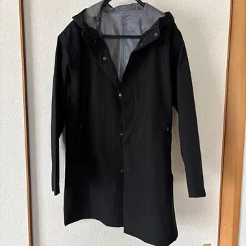 GU 블랙 방수 후드 부착 코트