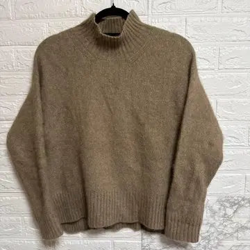 울 혼방 베이지 하이넥 스웨터