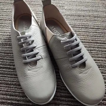 EDIT 그레이 가죽 스니커즈