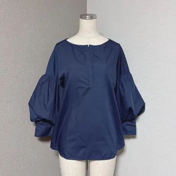 유어즈 볼륨 7부 소매 블라우스 네이비