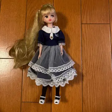 리카짱 인형 네이비와 화이트의 드레스