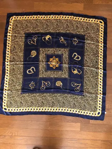 실크 100% 네이비 골드 스카프