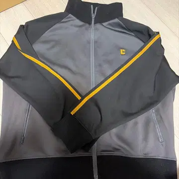 트랙 자켓 블랙과 그레이 옐로우 컬러 라인