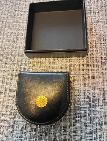 황궁 한정판 말발굽형 코인 케이스 국화 문양 블랙 새상품 미사용