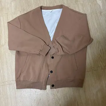 브라운 가디건 버튼 포함