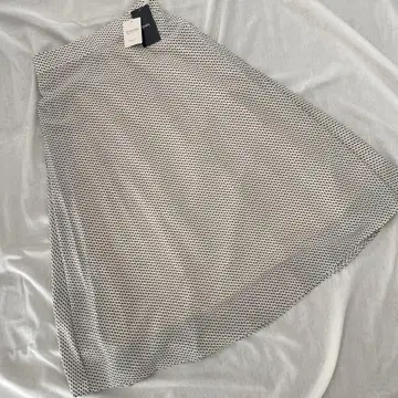 [ S ] SHIPS 화이트와 블랙 도트 무늬 플레어 스커트