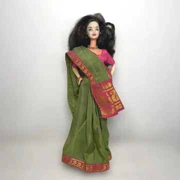 샐리를 입은 바비 인형