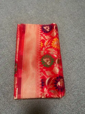 빨간색 x 골드 꽃무늬 사리 민족 의상 전통 패턴