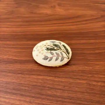 자수 잎 디자인 브로치