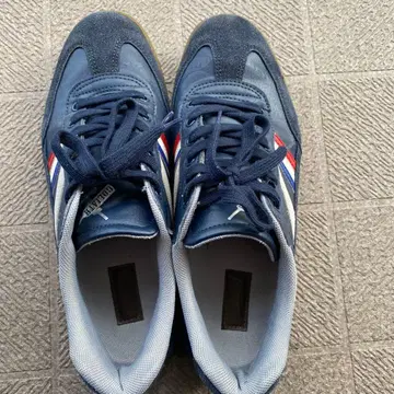 네이비 스웨이드 스니커즈