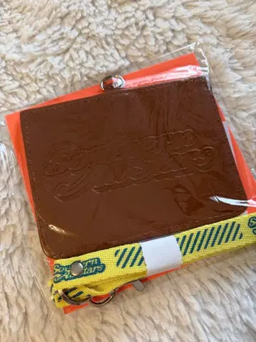 브라운 지갑 엠보싱 로고 포함
