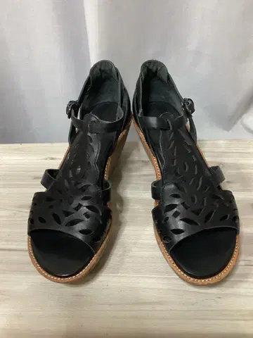 최종 가격 인하 새상품급 캠퍼 가죽 샌들