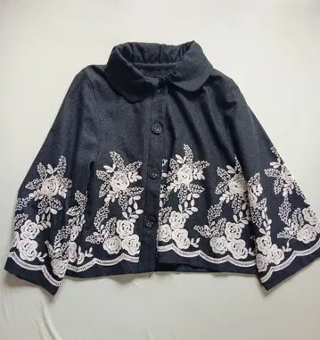 자수 장식 다크 블루 케이프 코트