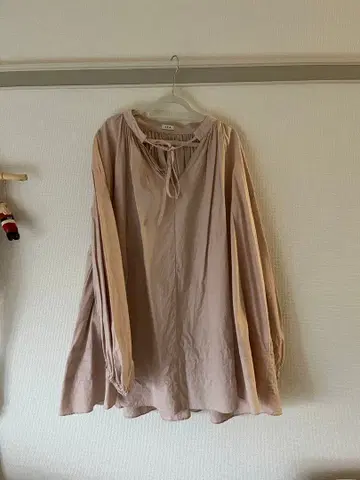 핑크 베이지 긴팔 셔츠