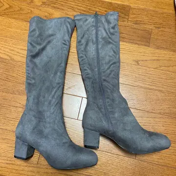 Vivi. 그레이 스웨이드 롱 부츠 힐 5cm