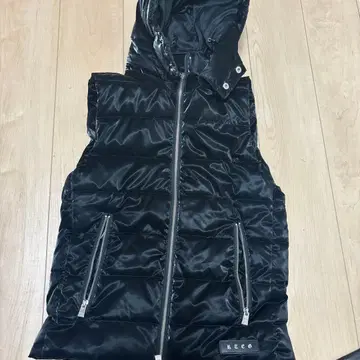 AMBITIONS 후드 부착 블랙 베스트