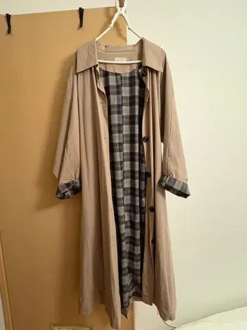 베이지 트렌치 롱 코트 체크 안감