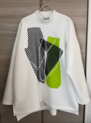 UN3D 화이트 그래픽 맨투맨 38