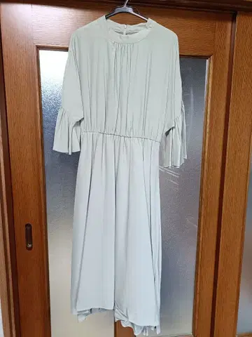 라이트 그린 플레어 슬리브 롱 원피스 LA MAISON