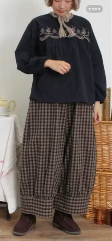 사만사 모스모스 패턴 모듬 밑단 절개 와이드 팬츠 모카