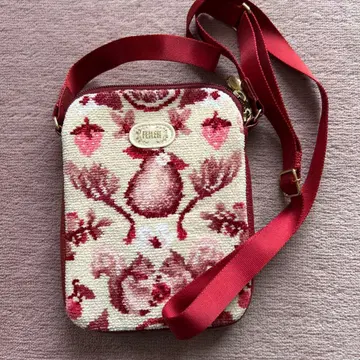 페이러 루보와 사선 스마트폰 숄더