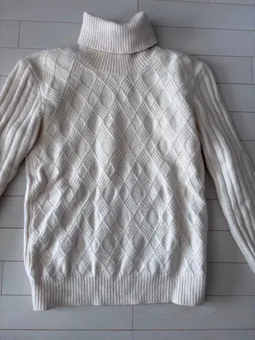 아이보리 다이아몬드 패턴 터틀넥 스웨터