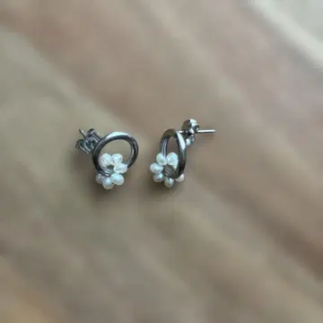 플라워 모티브 실버 펄 귀걸이