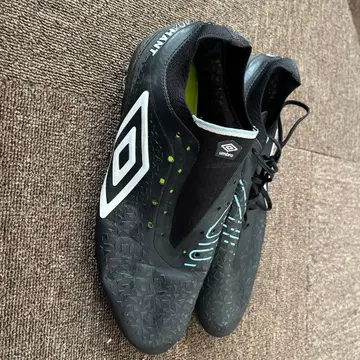 엄브로 축구화 블랙/화이트