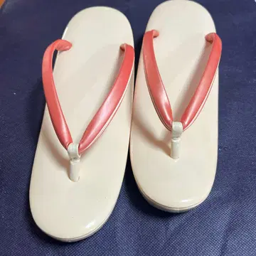 아이보리와 빨간색 조리