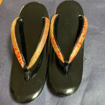 전통적인 조리 블랙과 빨간색 꽃무늬