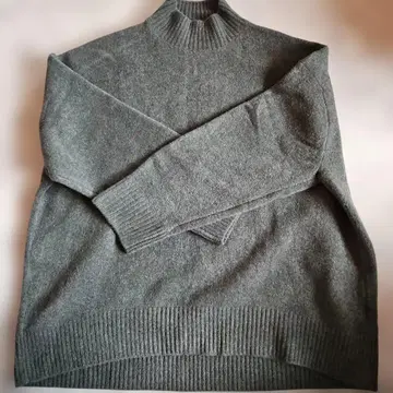 유니클로 그린 수플레얀 터틀넥 스웨터