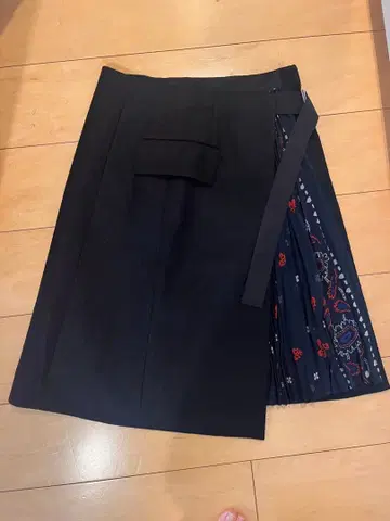 SACAI 블랙 플리츠 스커트 울 혼방 자수