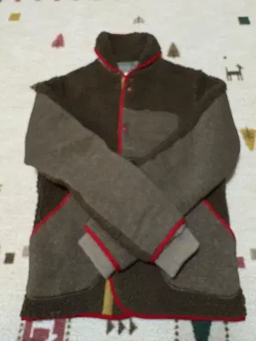 브라운 플리스 자켓 빨간색 파이핑