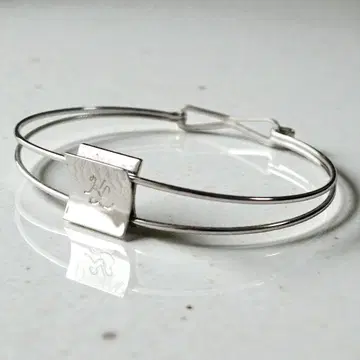 칼 라거펠트 뱅글 팔찌 실버 컬러