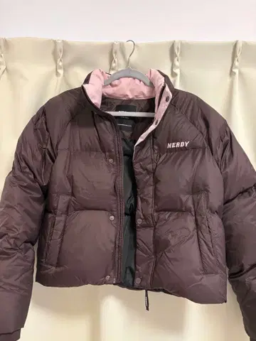 NERDY 브라운 크롭 다운 자켓